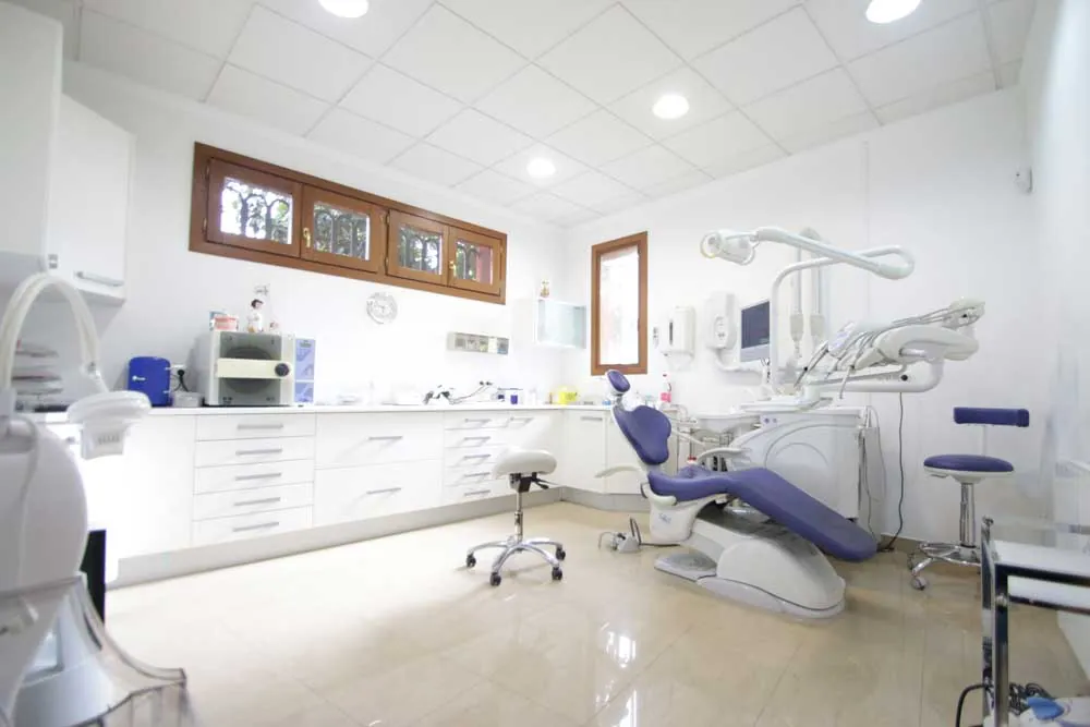 Gabinete dental luminoso con sillón azul